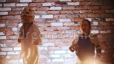 培训工作室。 武术。 两个小女孩走到镜头前表演空手道<strong>技巧</strong>